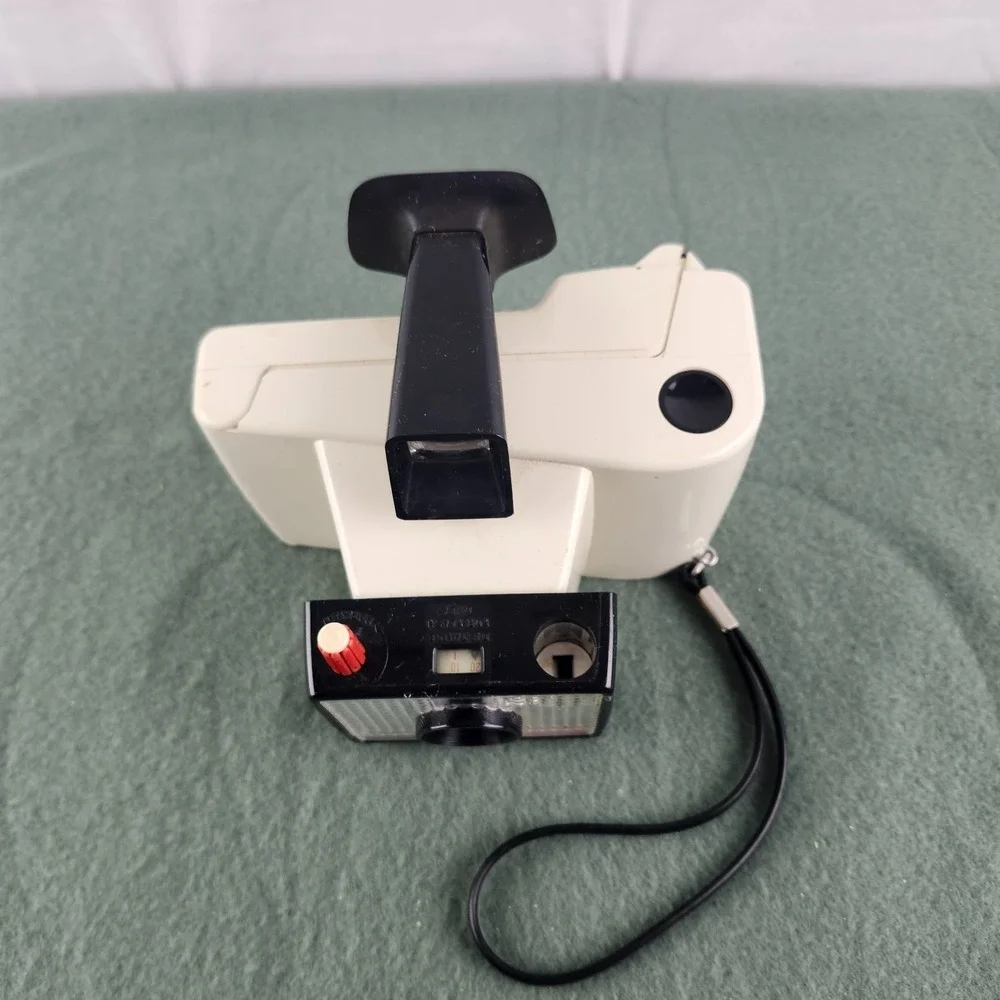 Vintage Polaroid Swinger Model 20 Land Camera – 1960s – Retro Display Piece